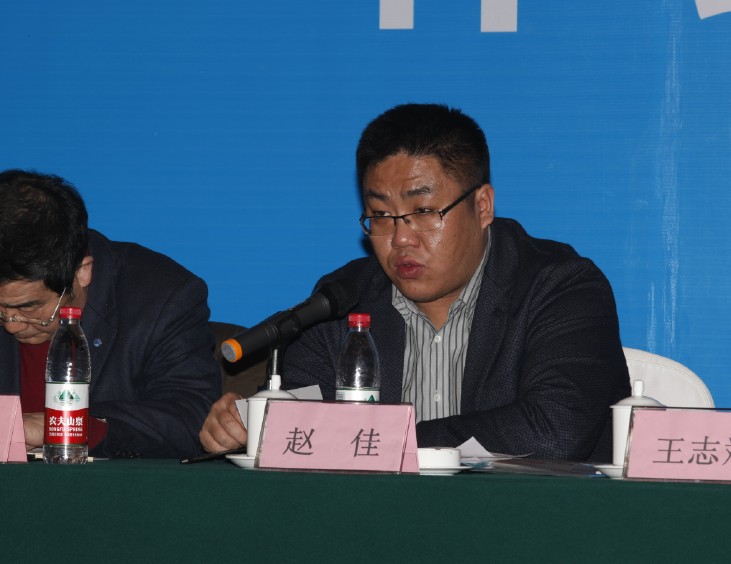 公司總經(jīng)理趙佳宣讀表彰決定