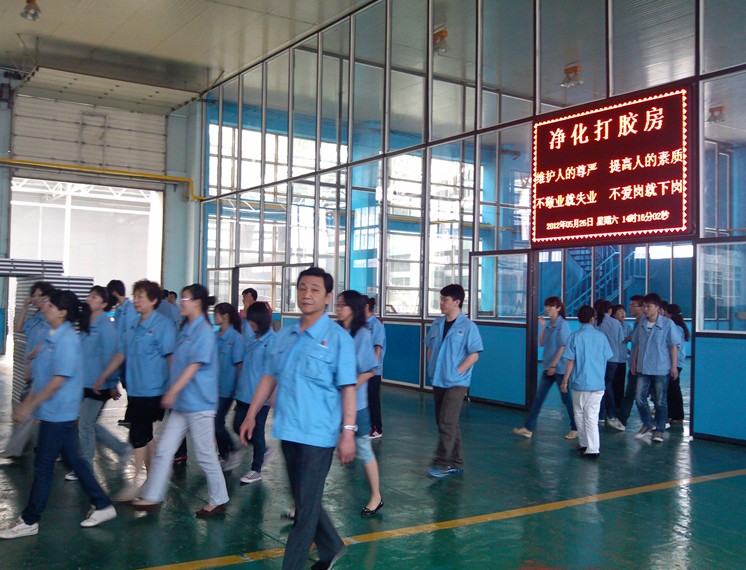 良總帶領(lǐng)員工參觀凈化打膠房