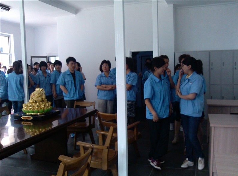 員工參觀基調(diào)新裝修辦公室