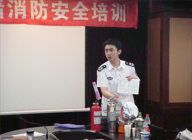 專家講解消防器材的種類和使用方法