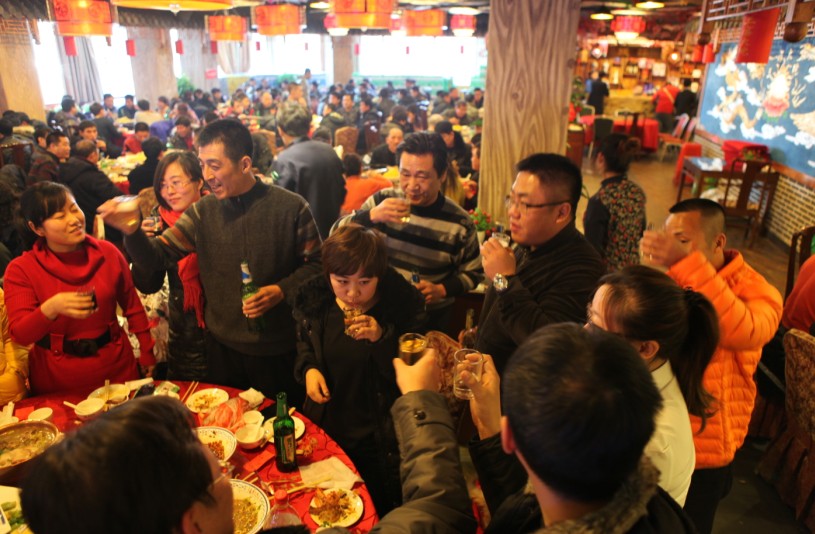 部門員工給領(lǐng)導敬酒