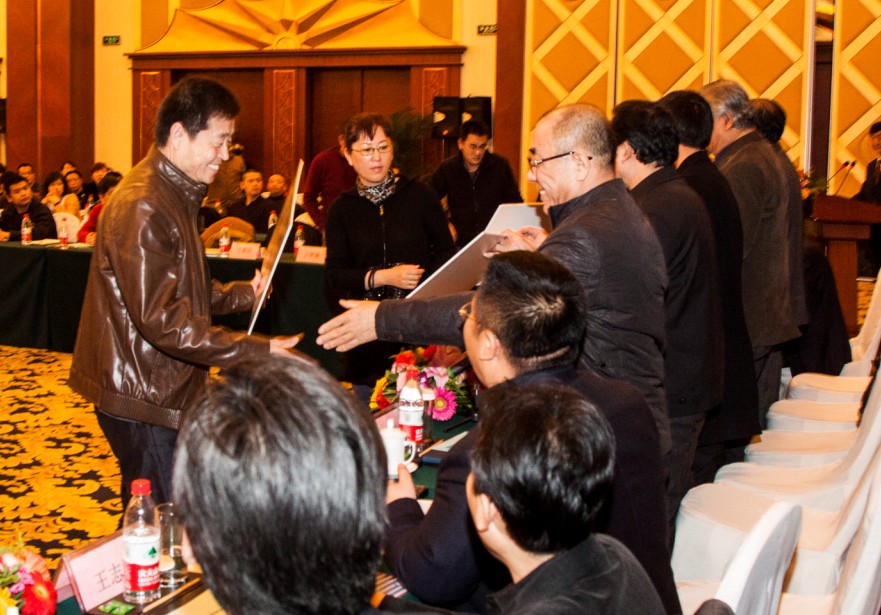 領(lǐng)導(dǎo)為獲獎優(yōu)秀項目部頒獎