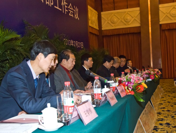 在主席臺上就位的領(lǐng)導(dǎo)