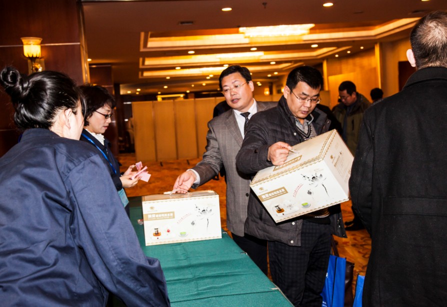 參會人員領(lǐng)取紀(jì)念品