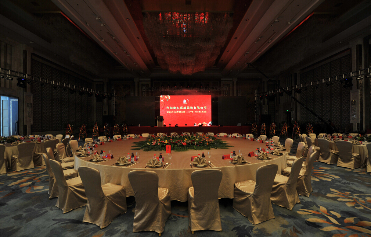 主餐桌場(chǎng)面